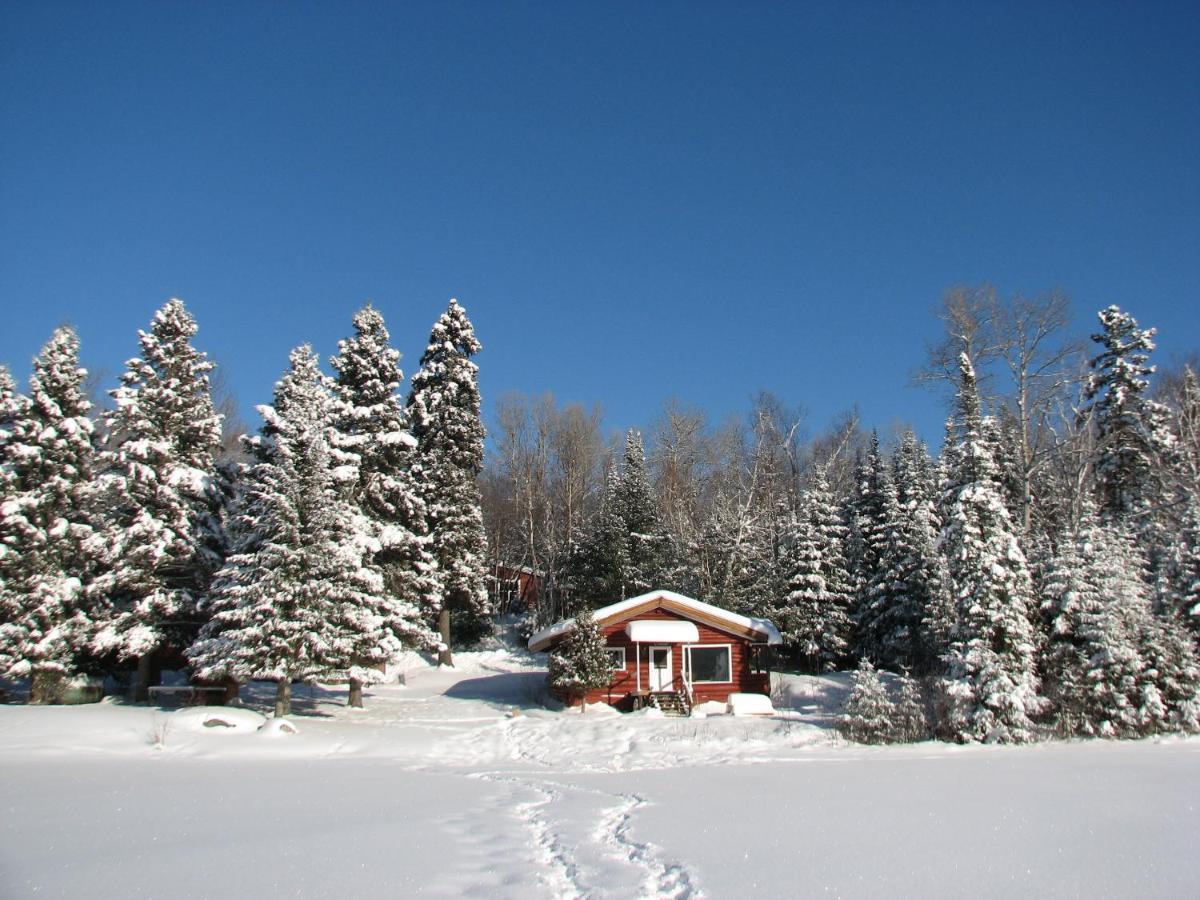 Kan-A-Mouche Pourvoirie Auberge Et Chalets Saint-Michel des Saints Exterior photo